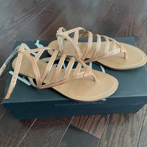 Banana Republic Rhone Thong Toe Sandals in Gold/Natural
